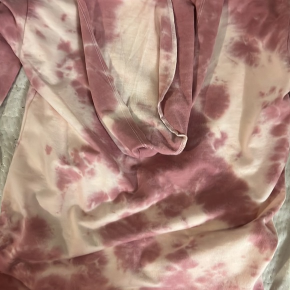 the size is s and never worn - Picture 2 of 3